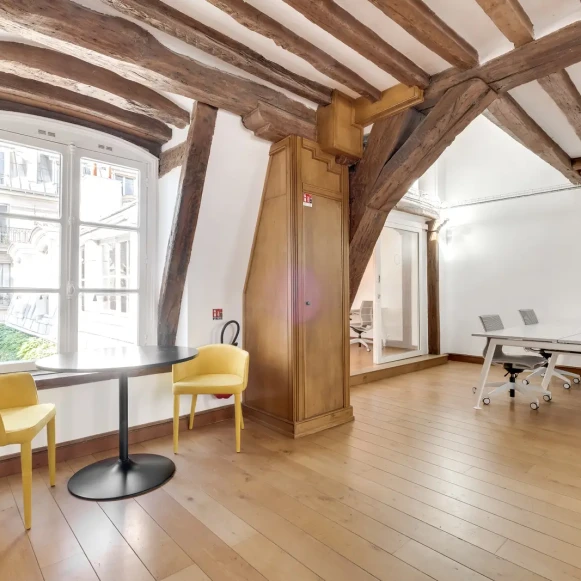 Bureau privé 85 m² 20 postes Location bureau Rue Chapon Paris 75003 - photo 2