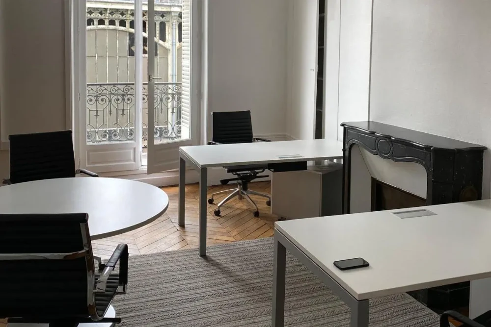 Bureau privé - 75008 - 4 postes - 2490€