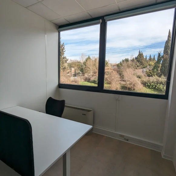 Bureau privé 15 m² 2 postes Coworking Route de Valbrillant Meyreuil 13590 - photo 3