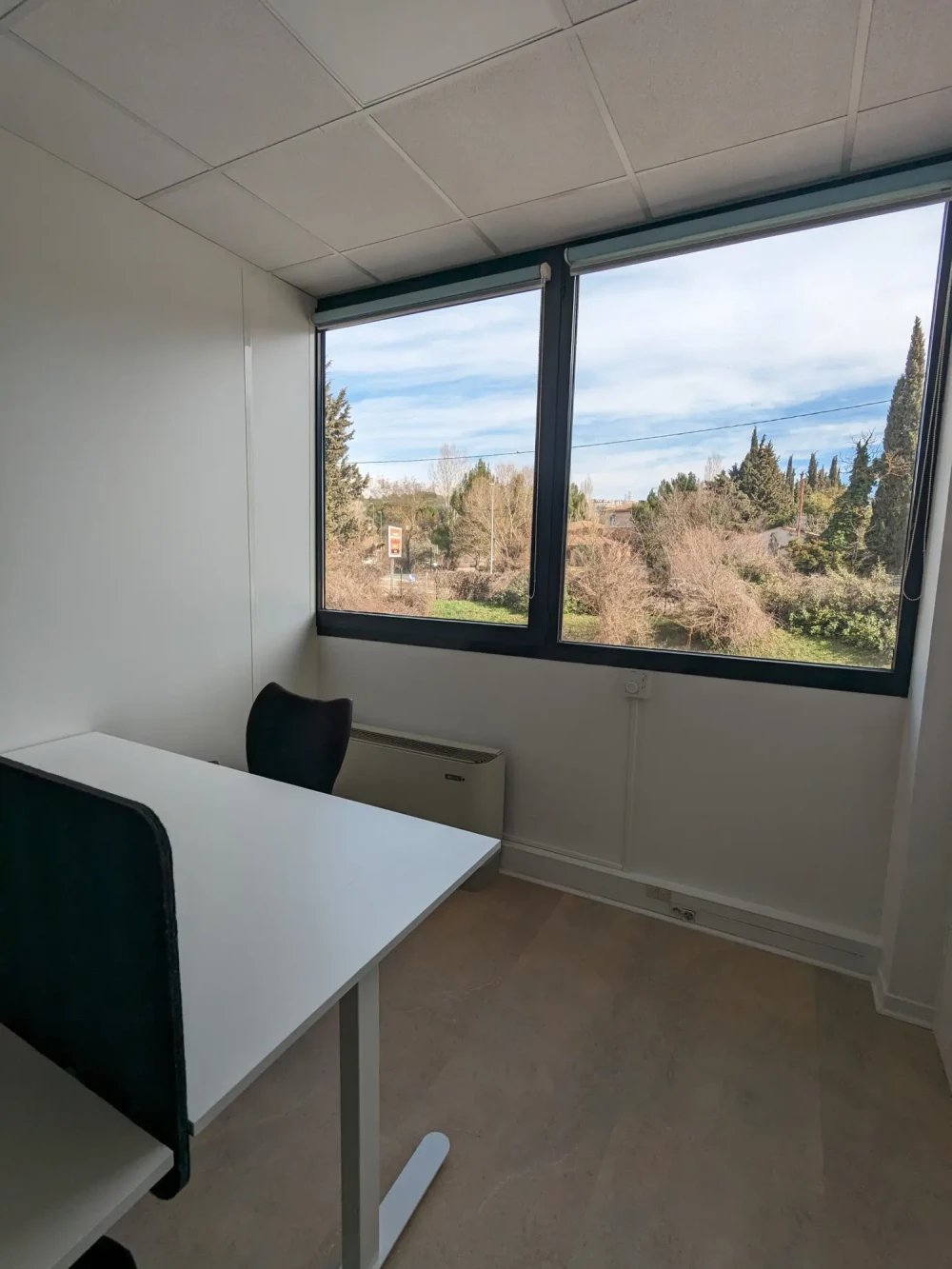 Bureau privé - 13590 - 2 postes - 420€