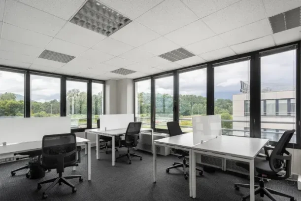 Bureau privé - 38240 - 4 postes - 858€