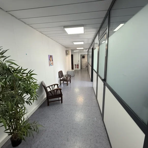 Bureau privé 10 m² 2 postes Location bureau Rue Rabelais Montreuil 93100 - photo 2