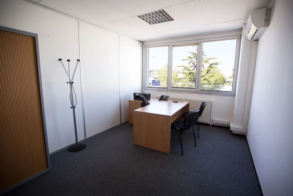 Open Space - 13400 - 24 postes - 260€