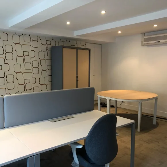 Bureau privé 26 m² 4 postes Location bureau Rue Godot de Mauroy Paris 75009 - photo 2