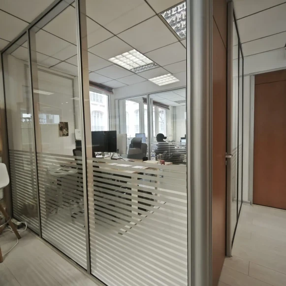 Bureau privé 15 m² 3 postes Location bureau Rue Saint-Lazare Paris 75009 - photo 2