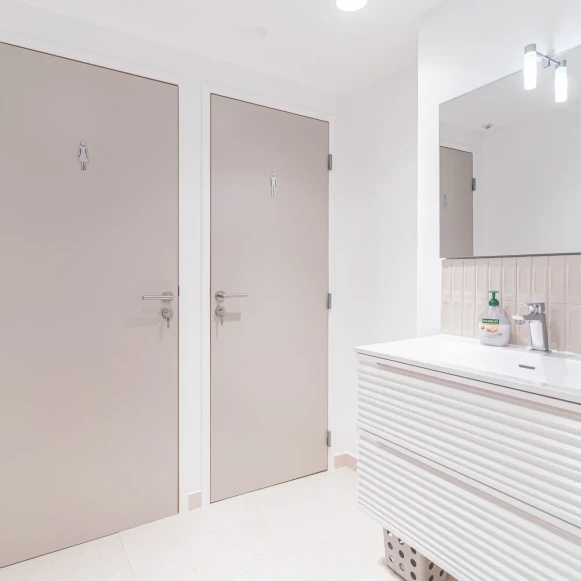 Bureau privé 16 m² 4 postes Location bureau Boulevard Carabacel Nice 06000 - photo 1