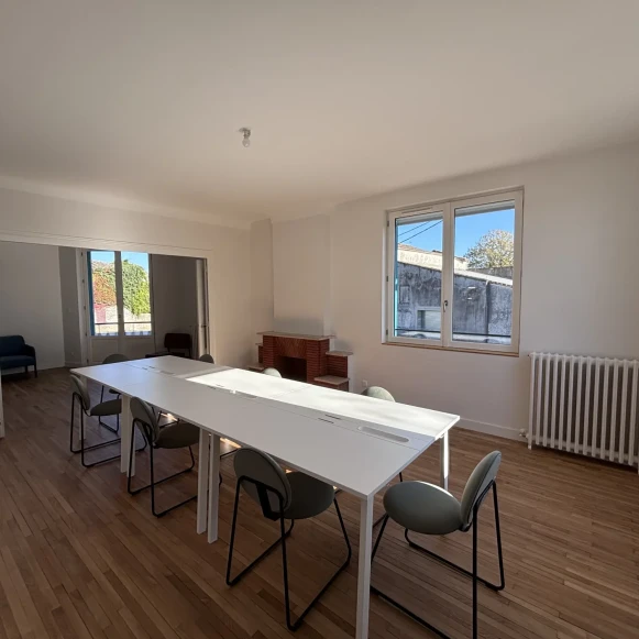 Open Space  6 postes Location bureau Le Bourg Soussac 33790 - photo 1