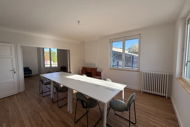 Open Space - 33790 - 6 postes - 150€
