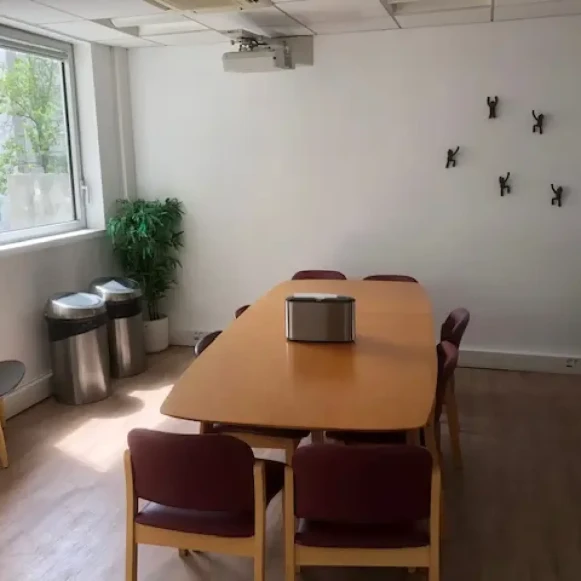 Bureau privé 18 m² 6 postes Location bureau Boulevard du Montparnasse Paris 75014 - photo 6
