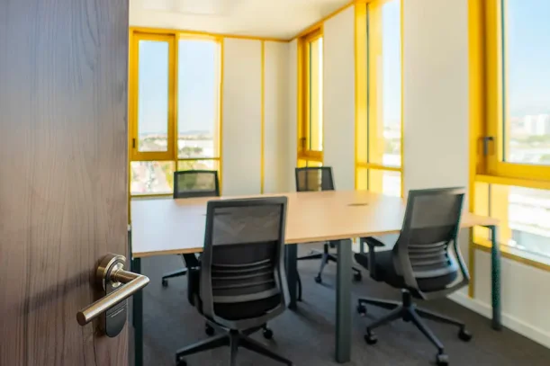 Bureau privé - 06200 - 4 postes - 1050€