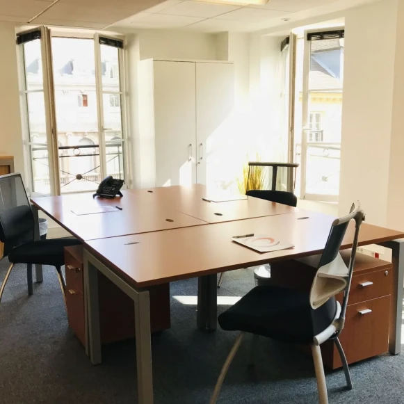 Bureau privé 18 m² 4 postes Coworking Rue des Petits Champs Paris 75001 - photo 1