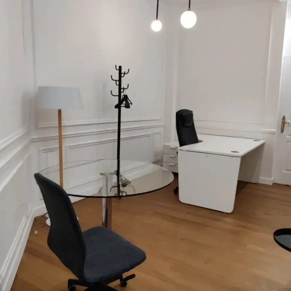 Bureau privé 25 m² 2 postes Coworking Avenue Victor Hugo Paris 75016 - photo 1