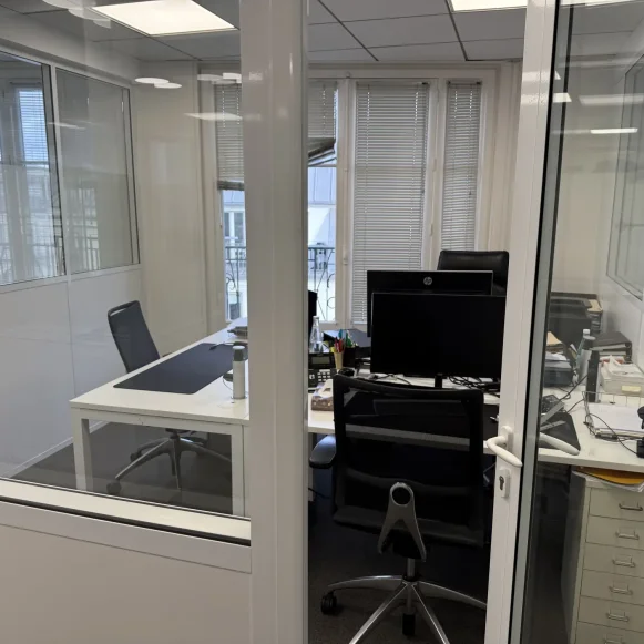 Bureau privé 15 m² 3 postes Location bureau Rue du Faubourg Montmartre Paris 75009 - photo 2