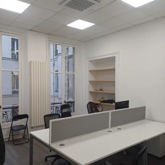 Bureau privé 18 m² 4 postes Location bureau Rue de Châteaudun Paris 75009 - photo 1