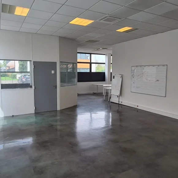 Bureau privé 125 m² 26 postes Location bureau Square Benjamin Franklin Montigny-le-Bretonneux 78180 - photo 5