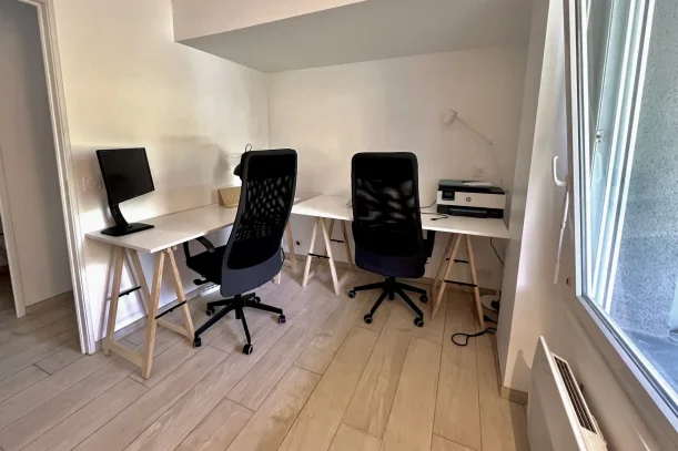 Open Space - 64200 - 5 postes - 200€