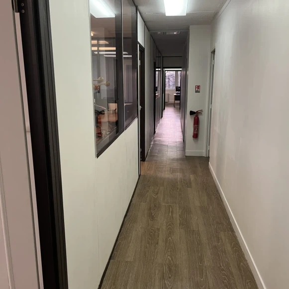 Bureau privé 15 m² 2 postes Location bureau Avenue Dutartre Le Chesnay-Rocquencourt 78150 - photo 2