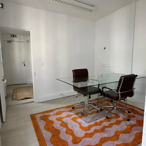 Bureau privé 9 m² 4 postes Location bureau Rue d'Aboukir Paris 75002 - photo 2