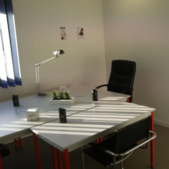 Bureau privé 26 m² 6 postes Coworking Rue du Manoir de Servigné Rennes 35000 - photo 1