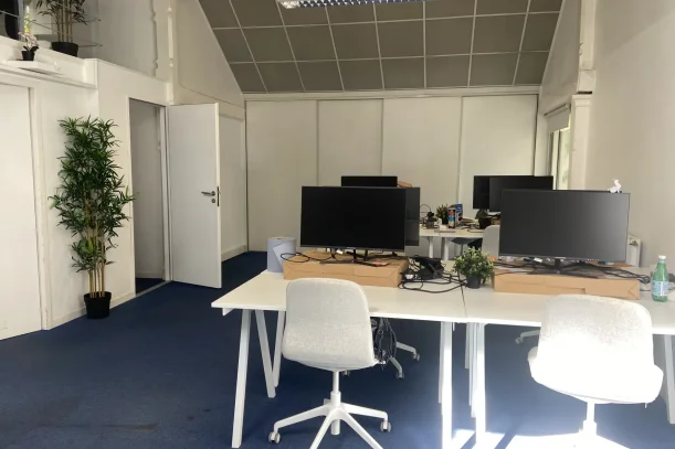 Open Space - 44000 - 12 postes - 200€