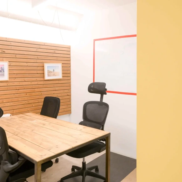 Bureau privé 9 m² 4 postes Coworking Rue du Cloître Saint-Merri Paris 75004 - photo 1