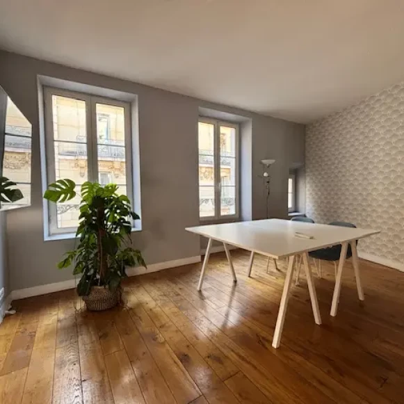 Bureau privé 25 m² 6 postes Location bureau Rue de Ponthieu Paris 75008 - photo 1