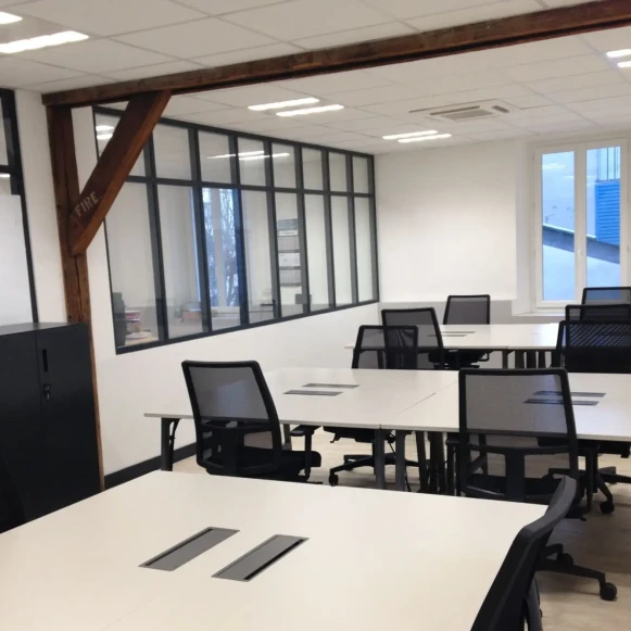 Bureau privé 44 m² 13 postes Location bureau Rue Proudhon Saint-Denis 93210 - photo 1