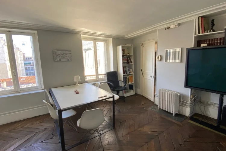 Open Space - 75010 - 2 postes - 300€