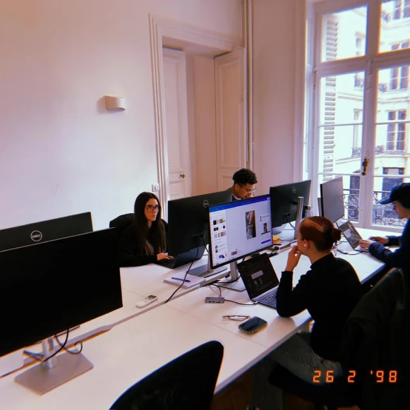 Bureau privé 31 m² 10 postes Location bureau Rue Lincoln Paris 75008 - photo 1