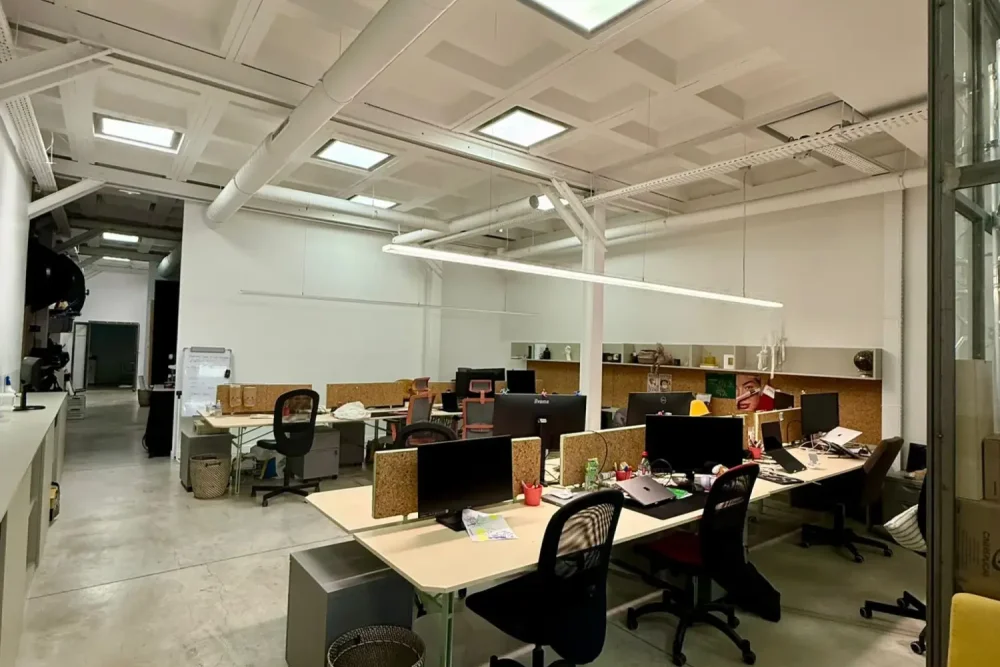 Espace indépendant - 75020 - 32 postes - 8300€