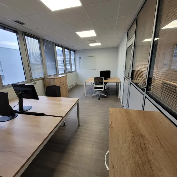 Bureau privé 25 m² 4 postes Location bureau Rue Albert Dennery Tours 37000 - photo 8