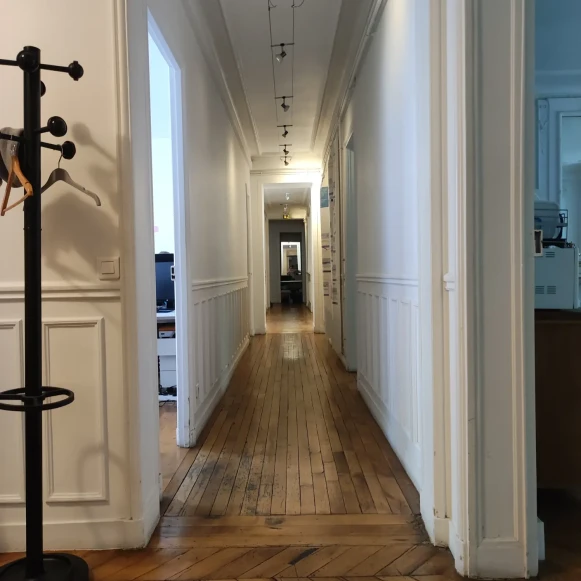 Bureau privé 20 m² 6 postes Coworking Boulevard de Magenta Paris 75010 - photo 2