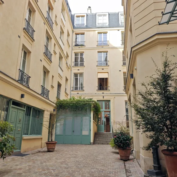 Bureau privé 19 m² 3 postes Coworking Rue Saint-Antoine Paris 75004 - photo 5