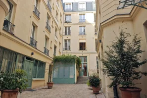 Bureau privé - 75004 - 3 postes - 1950€