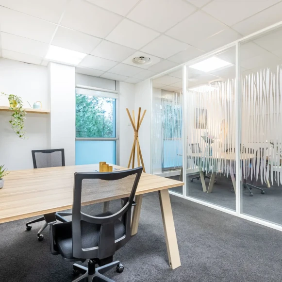 Bureau privé 24 m² 5 postes Coworking Rue Jacques Daguerre Nantes 44300 - photo 2