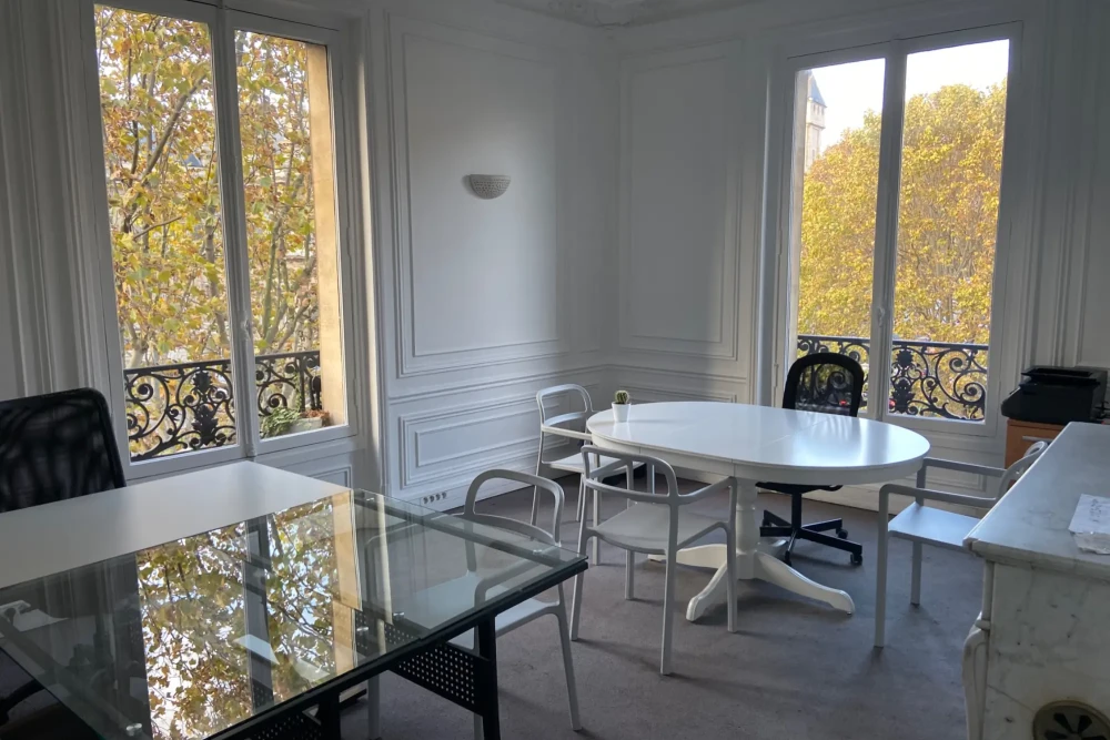 Bureau privé - 75004 - 7 postes - 2990€