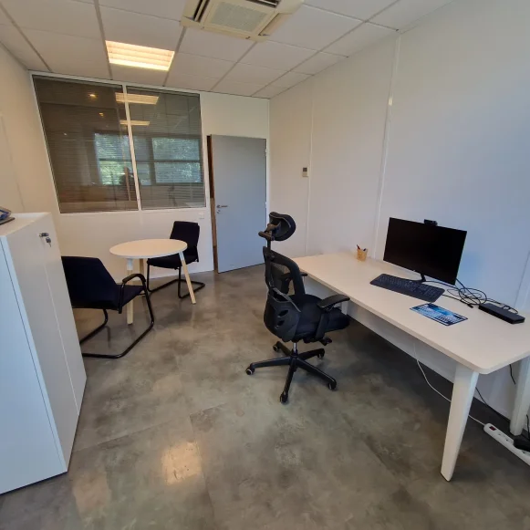 Bureau privé 12 m² 2 postes Location bureau Square Benjamin Franklin Montigny-le-Bretonneux 78180 - photo 1