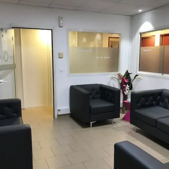 Bureau privé 15 m² 2 postes Location bureau Avenue de Bruxelles La Seyne-sur-Mer 83500 - photo 3