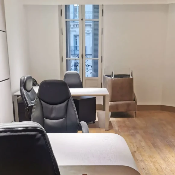 Bureau privé 15 m² 4 postes Coworking Rue de la République Marseille 13001 - photo 4