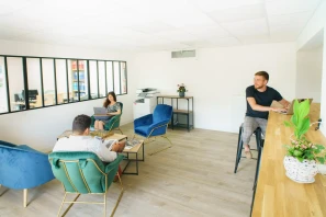 Open Space - 06140 - 20 postes - 160€