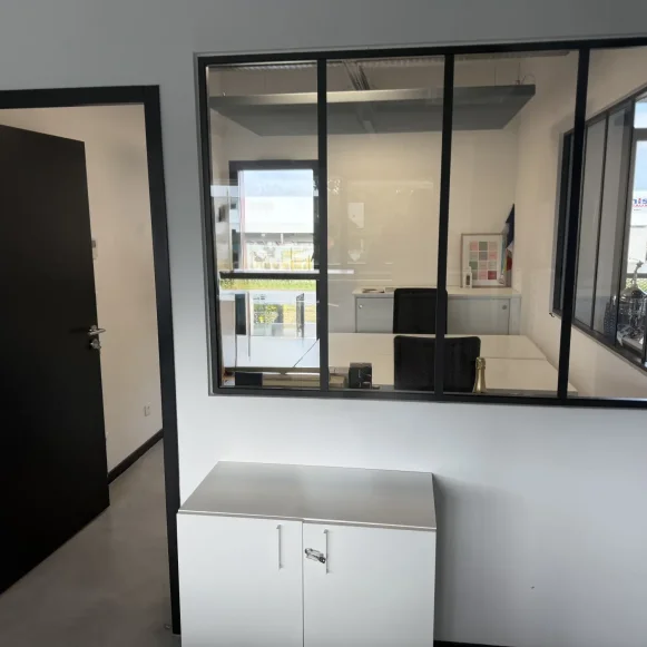 Bureau privé 13 m² 2 postes Coworking Allée Alexander Bell Noyal-Châtillon-sur-Seiche 35230 - photo 1
