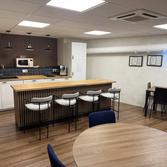 Bureau privé 35 m² 5 postes Coworking Rue Lagrange Paris 75005 - photo 5