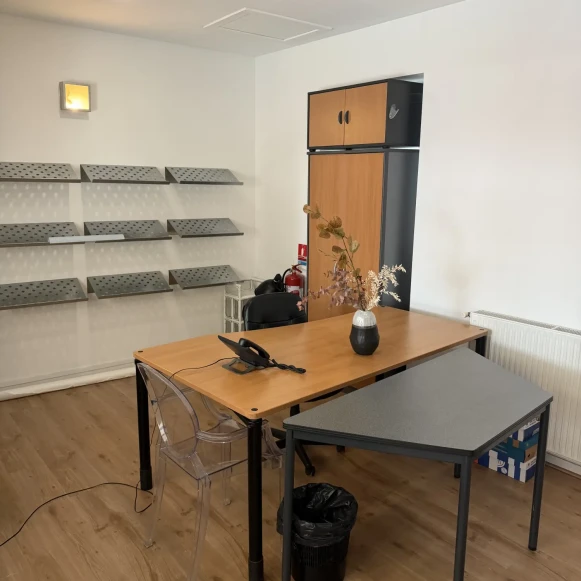 Bureau privé 30 m² 2 postes Location bureau Rue Saint-Pierre de Vaise Lyon 69009 - photo 2