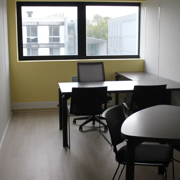 Bureau privé 12 m² 3 postes Coworking Rue Romain Rolland Nantes 44100 - photo 3