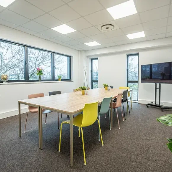 Bureau privé 28 m² 15 postes Coworking Rue des Hérons Entzheim 67960 - photo 1