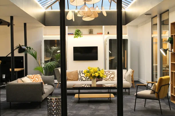 Open Space - 75010 - 70 postes - 400€