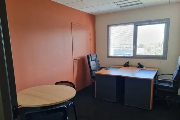 Bureau privé - 35510 - 2 postes - 833€