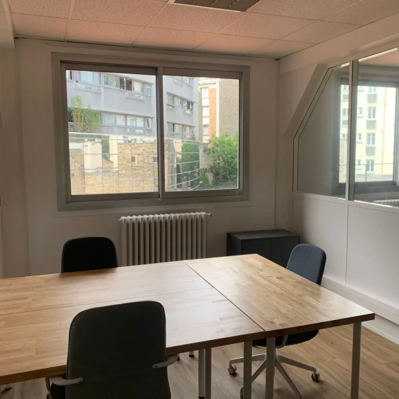 Bureau privé 15 m² 3 postes Location bureau Rue Chanzy Paris 75011 - photo 1