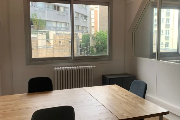 Bureau privé - 75011 - 3 postes - 1080€