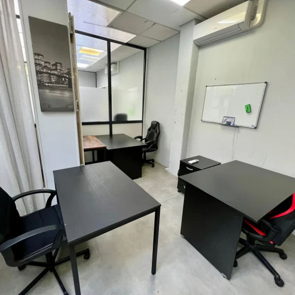 Bureau privé 15 m² 4 postes Coworking Rue Rabelais Montreuil 93100 - photo 1